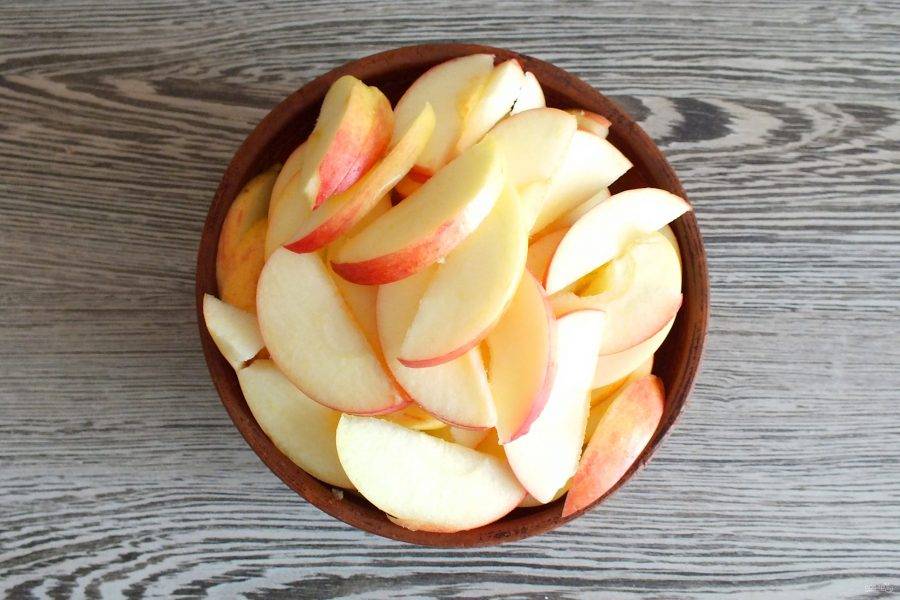 Пока настаивается сироп, подготовьте яблоки. У плодов удалите семенную коробочку, нарежьте на дольки толщиной 0,5 см.