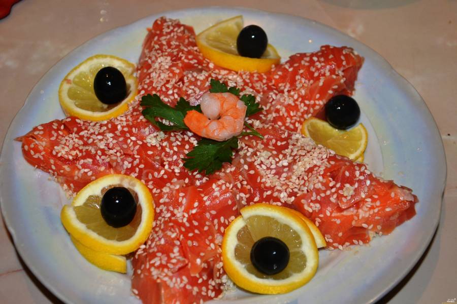 Салат «Морская звезда» с красной рыбой и креветками