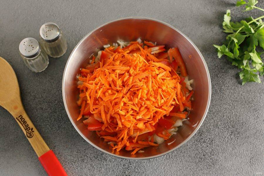 Морковь очистите и натрите на крупной терке.