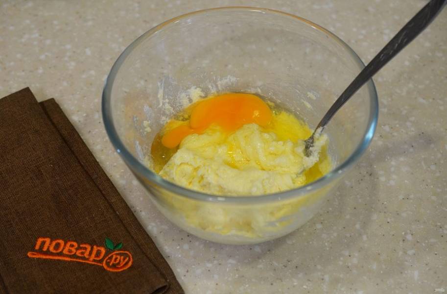 2. Добавьте яйцо, разрыхлитель и соль.