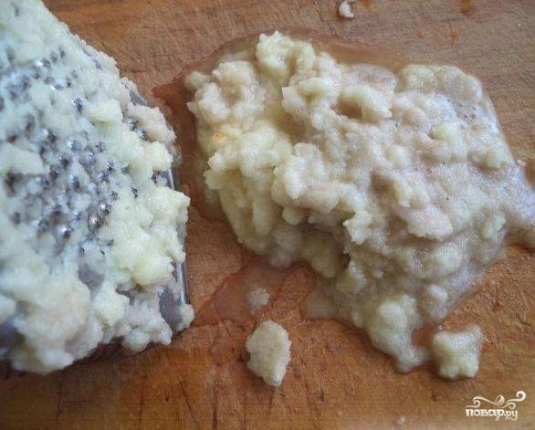 Небольшой очищенный картофель натрите на мелкой терке, а еще лучше — измельчите блендером в однородную кашицу без крупинок.