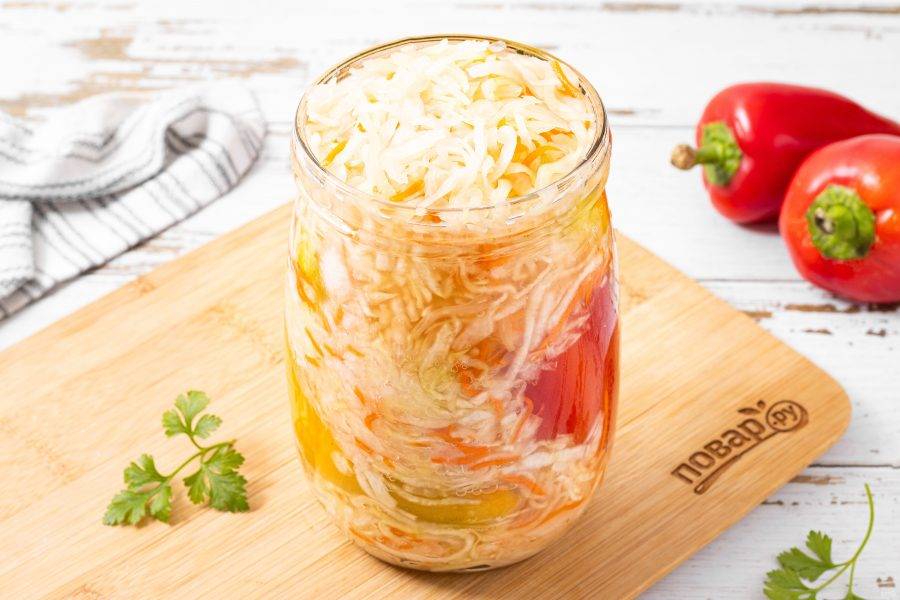 Заполните так всю банку, пока не кончатся перцы. Верхний слой должен быть из капусты. Оставьте овощи скашиваться на 5-7 дней. Каждый день дважды прокалывайте капусту деревянной палочкой и выпускайте воздух, чтобы она не горчила. После переложите готовые перцы с капустой в холодильник на хранение.