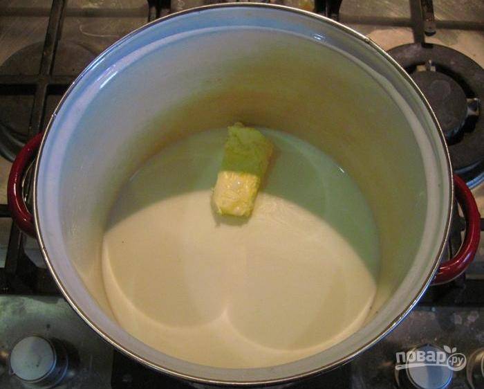 В сотейнике или кастрюле растопите маргарин в молоке с оставшийся водой и солью.