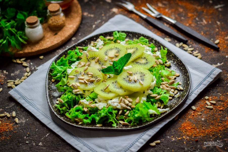 Как приготовить Малахитовый салат с киви, курицей, грибами и картошкой рецепт пошагово