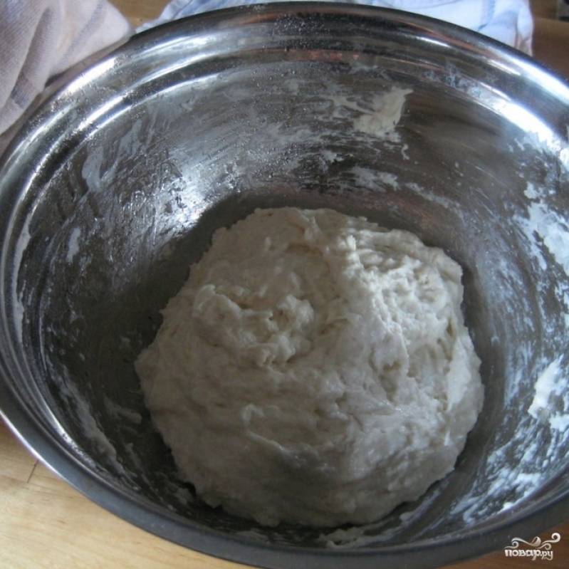 Скатываем тесто в шар, стенки миски сбрызгиваем оливковым маслом (так тесто будет легче извлекать из миски).