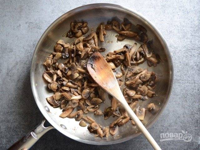 1.	В сковороде разогрейте столовую ложку растительного масла. Измельчите чеснок и обжарьте его 30-60 секунд. Нарежьте кусочками грибы и выложите их в сковороду, посолите и обжарьте до золотистой корочки.