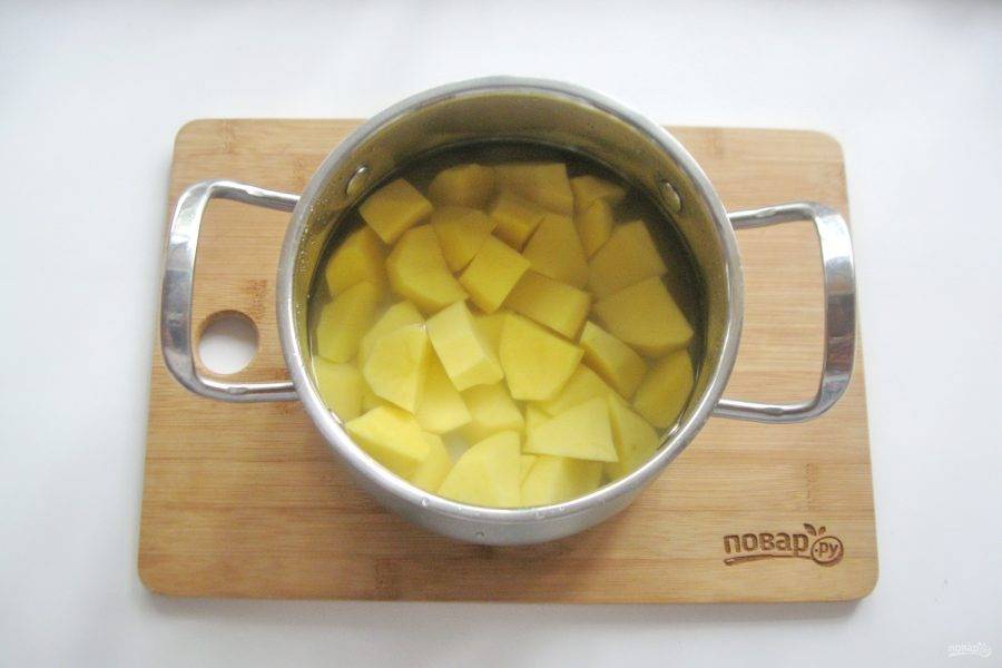 Приготовьте начинку. Картофель очистите, помойте и нарежьте. Выложите в кастрюлю, залейте водой и посолите по вкусу. Поставьте на плиту и начинайте варить.