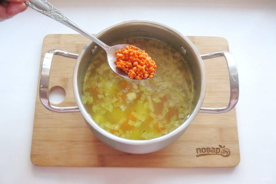 Чечевицу хорошо помойте в холодной воде и добавьте в суп, когда овощи будут почти готовы. Суп посолите и поперчите.
