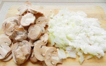Шампиньоны нарежьте пластинками, лук - просто мелко.