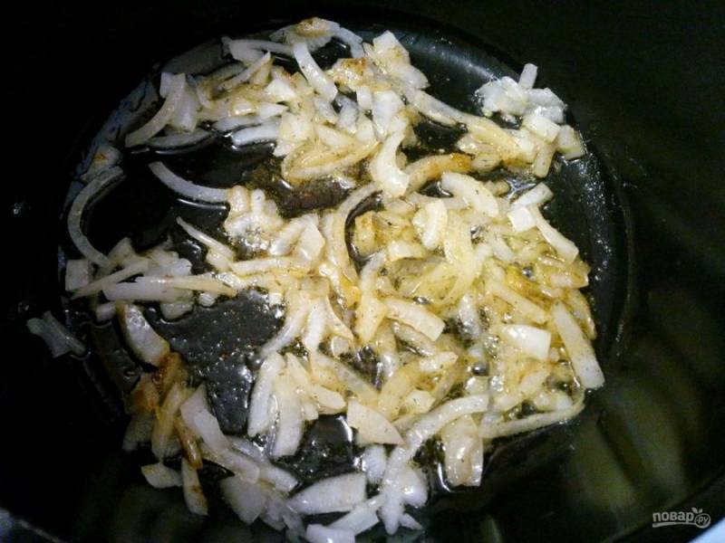Для приготовления начинки разогрейте на сковороде подсолнечное масло и пассеруйте на нём мелко порезанный лук, добавьте смесь специй и прогрейте её вместе с луком в течение нескольких секунд.