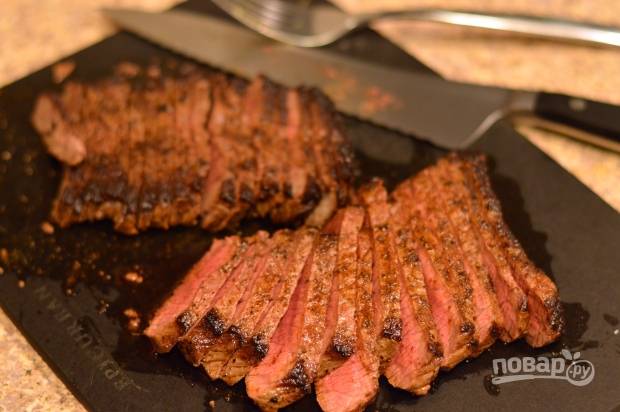 4. После жарки мясо снимите со сковороды и дайте ему "отдохнуть" 5 минут. А дальше нарежьте говядину ломтиками. 