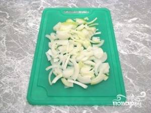 Лук, картофель и морковь почистите и помойте. Нарежьте луковицу полукольцами, картофель — кубиками, а морковь — кружками.