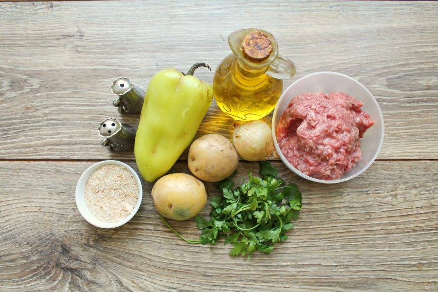 Подготовьте все необходимые ингредиенты для приготовления котлет по-болгарски. Овощи и зелень вымойте и обсушите.