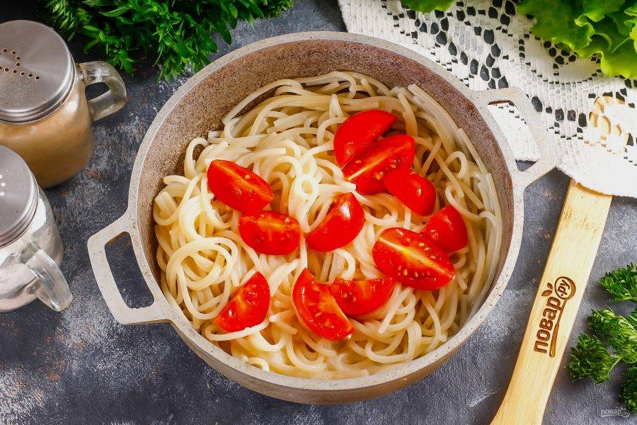 Нарежьте промытые помидоры черри четвертинками и добавьте в пасту. По желанию можно обойтись и без них.