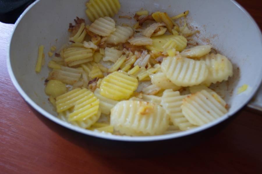 На другой сковороде обжарить картофель со всех сторон до готовности. Сковороду в процессе жарки накрыть крышкой.