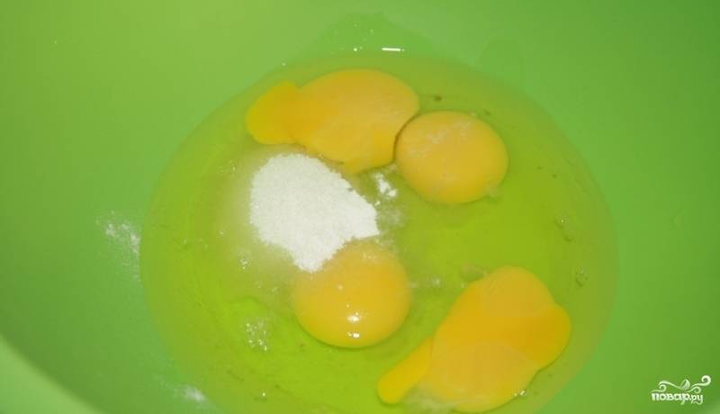 В глубокой миске смешиваем 4 яйца и сахар, добавляем пакетик ванильного сахара. Взбиваем при помощи на высокой скорости миксера в течение 4 минут.