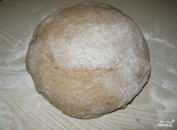 8.	На столешницу насыпаем немного муки, из миски достаем тесто и формируем хлеб.