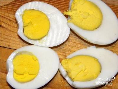 Сварим оставшиеся два яйца вкрутую, а затем разрежем их вдоль.