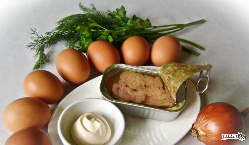 1. Вот наши ингредиенты. Яйца отварим, печень отцедим от излишков масла, зелень помоем и обсушим. 