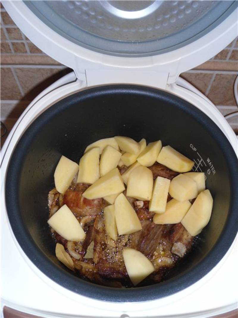 Добавляем картофель, 2-3 мультстакана воды, перемешиваем и ставим на режим тушение на 40-50 минут.