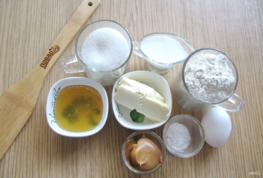 Для приготовления торта "Марленка" возьмите следующие продукты: мёд, яйца, муку, сливочное масло, соду, молоко, сахар, вареное сгущенное молоко.