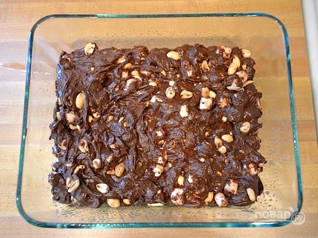 3.	Добавьте в шоколадную смесь орехи и зефир (маршмеллоу). Выложите массу в ранее подготовленную форму и разровняйте. Отправьте в холодильник до застывания.