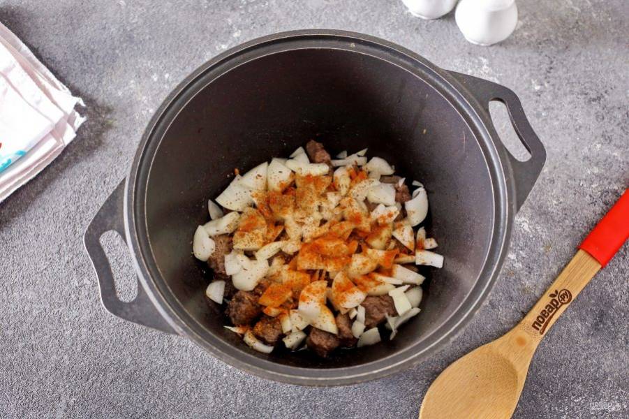 Добавьте нарезанный перьями или чертвертинками лук, соль и специи по вкусу. Готовьте периодически помешивая около 5 минут.
