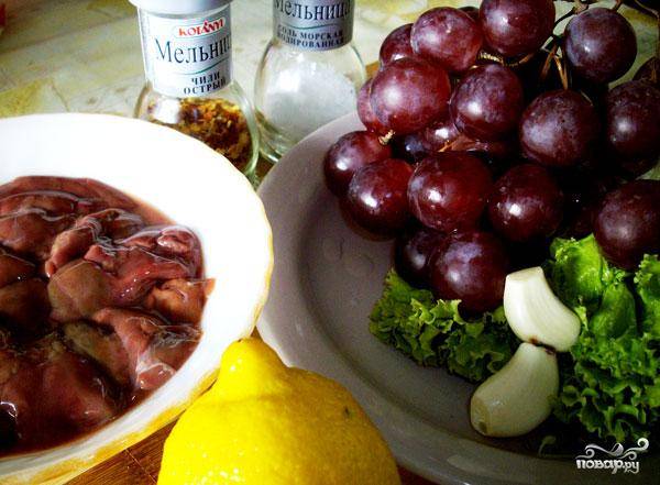 Тёплый салат с куриной печенью и виноградом - Лайфхакер