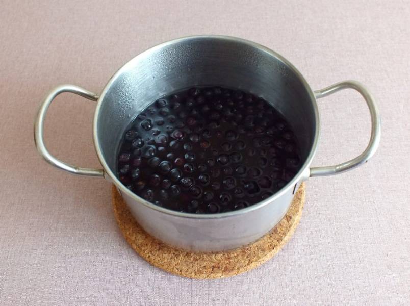 В кастрюлю с толстым дном налейте воду. Доведите до кипения. Выложите чистую черноплодку и нагревайте в течение 5 минут.