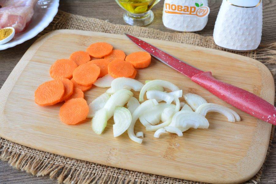 Нарежьте полукольцами лук, морковь — кружочками.