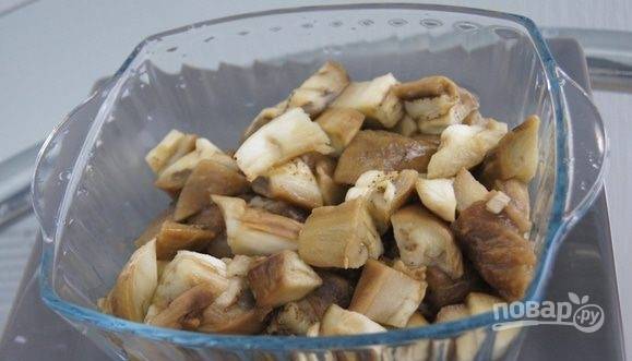 В салатницу нарежьте большими кусками баклажаны.