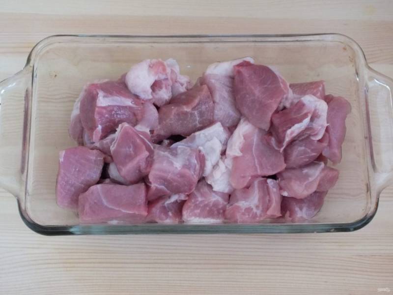 Мясо нарежьте кусками по 30 грамм.