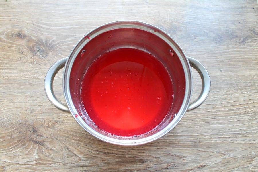 Ягоды отожмите через сито и добавьте сок в процеженную водку.
