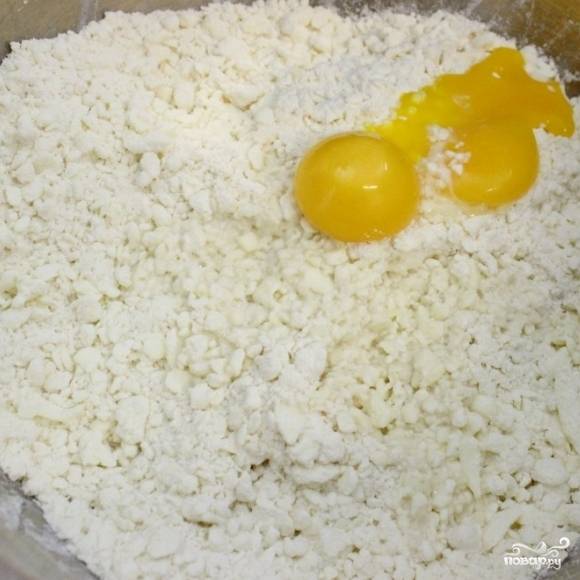 5. Добавьте в тесто яичные желтки и воду (желательно - кипяченую).