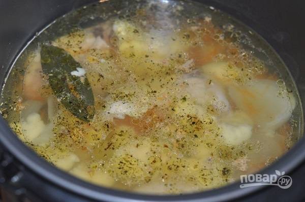 4. Добавьте по вкусу соль, перец, специи. Накройте крышкой и установите программу "Тушение" на 90 минут. Через час достаньте курицу, отделите кости и верните мясо в суп.