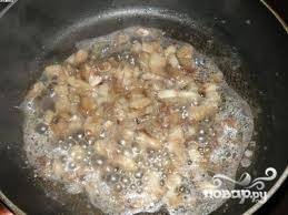 В 5-ти ст. ложках масла начните жарить лук. Затем добавьте к нему грибы и жарьте столько, чтобы выпарился весь сок из шампиньонов. Помешивайте и посолите начинку.