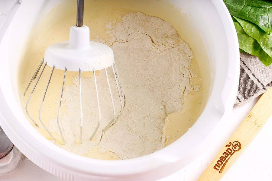 Вмешайте пшеничную муку силиконовой лопаткой или венчиком, стараясь не выпустить пузырьки воздуха.