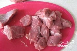 Первым делом подготовьте мясо. Для этого рецепта идеально подойдет мякоть говядины или телятины. Если мясо было заморожено, дайте ему оттаять при комнатной температуре. Затем зачистите его от пленок и жилок. Нарежьте на кубики.