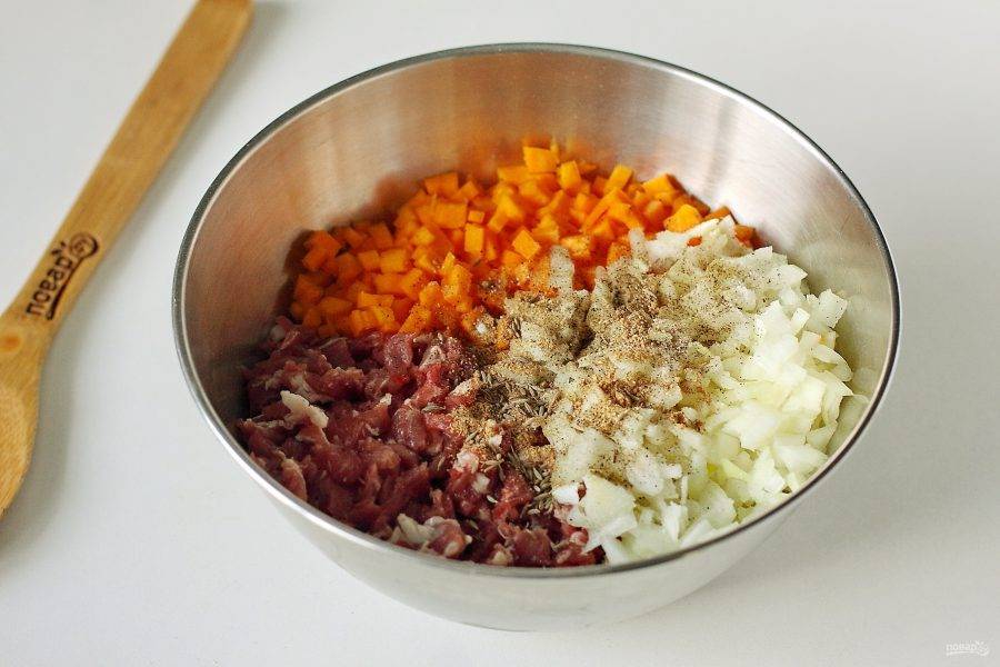 Мясо, лук и тыкву нарежьте мелкими кубиками, чем мельче получится, тем лучше. Все соедините в глубокой миске, добавьте специи и соль по вкусу.