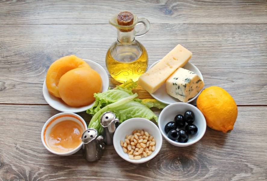 Подготовьте все необходимые ингредиенты для приготовления салата с персиками и сыром. Персик достаньте из сиропа и дайте жидкости полностью стечь. Листья салата сполосните и обсушите. 