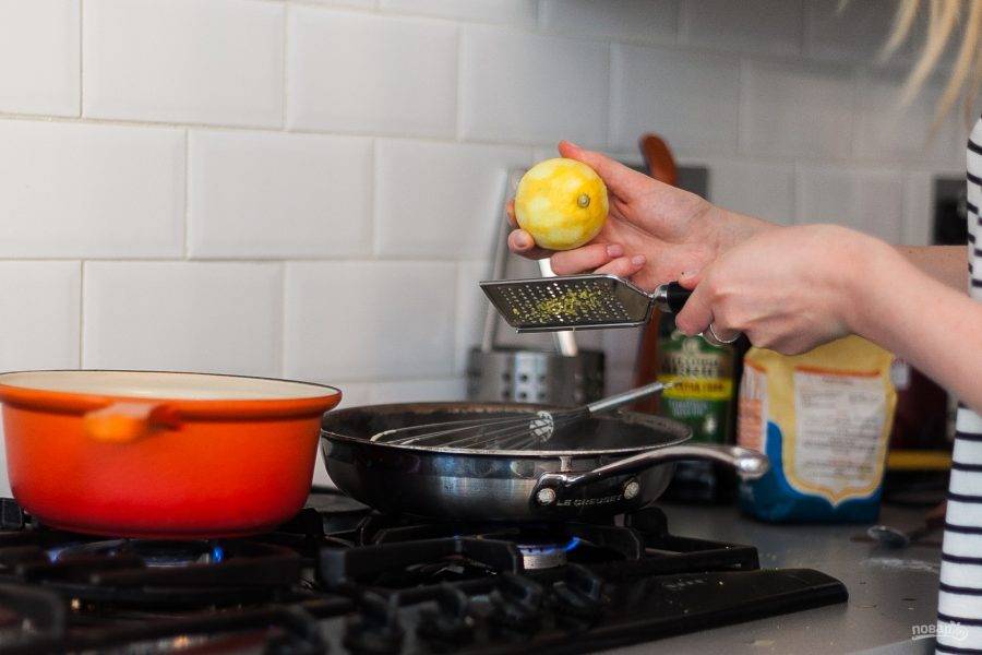 В кастрюле смешайте масло и муку, разогрейте до однородной массы 2-3 минуты, добавьте туда цедру лимона.
