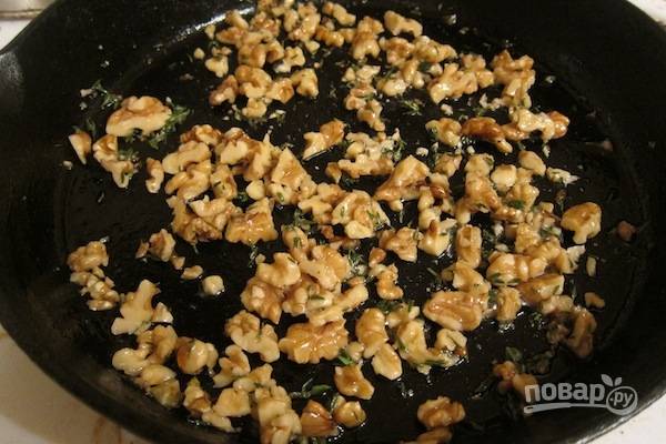 2.	Вымойте шпинат и разделите его между двум тарелками, полейте несколькими каплями бальзамического уксуса. Разогрейте сковороду с оливковым маслом, выложите крупно нарезанные грецкие орехи, тимьян, обжаривайте 2-3 минуты.