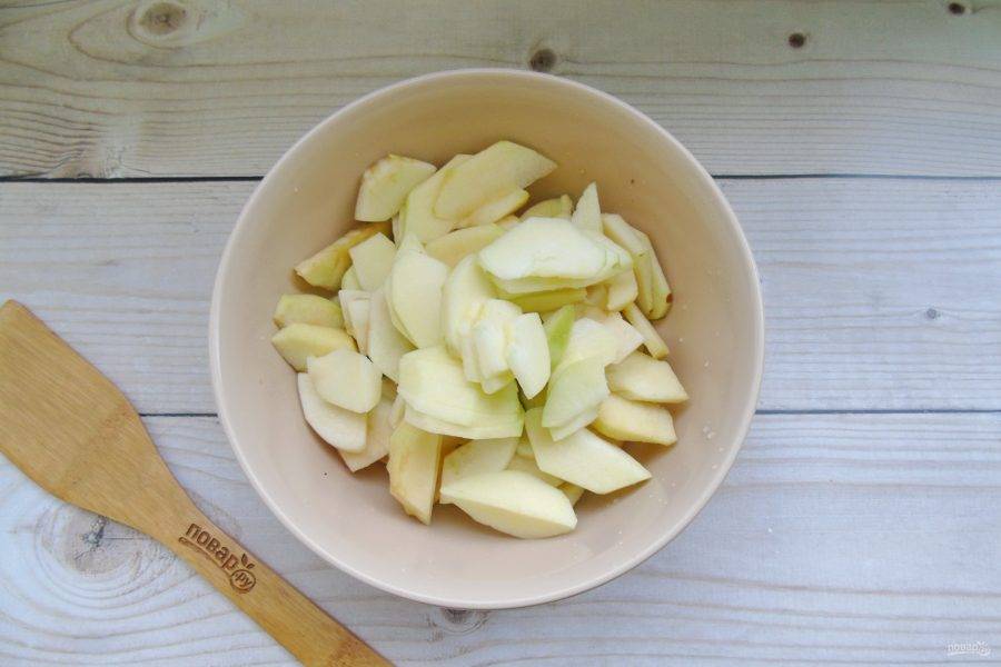 Яблоки очистите, удалите семенную коробочку и нарежьте дольками.