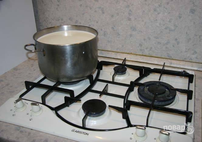 7.	Вы заметите, как молоко начало сворачиваться. Поставьте кастрюлю на плиту возле включенного газа, поддерживайте в ней тепло 1 час.