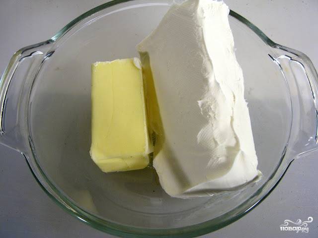 1. Для начала поместим в миску масло и сыр, перемешаем их, добавим специи. 