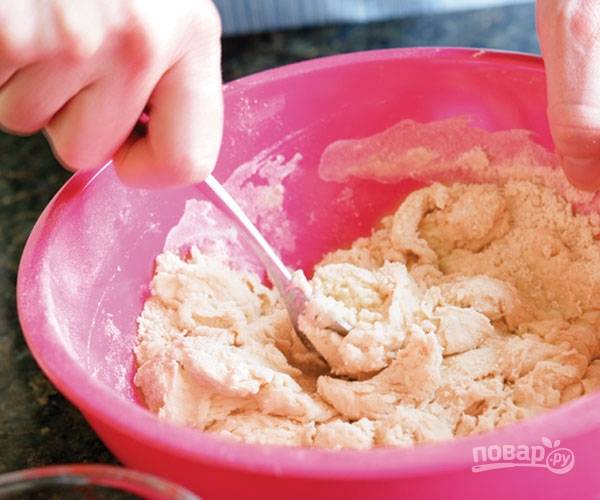 1.	В миску просейте муку, добавьте щепотку соли и разрыхлитель, перемешайте. Нарежьте холодный жир маленькими кусочками и добавьте в миску к муке, перемешайте. Влейте теплую воду и замесите тесто. Выложите его из миски на рабочую поверхность и вымешивайте 3-5 минут.