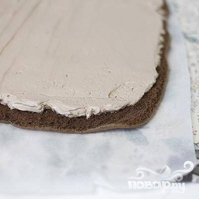 3.	На кулинарной бумаге раскатать шоколадный слой и нанести поверх белый слой. Шоколадный слой сразу старайтесь делать прямоугольной формы. Так дольки вашего рулета будут одинаковыми, и обрезков будет очень мало.
