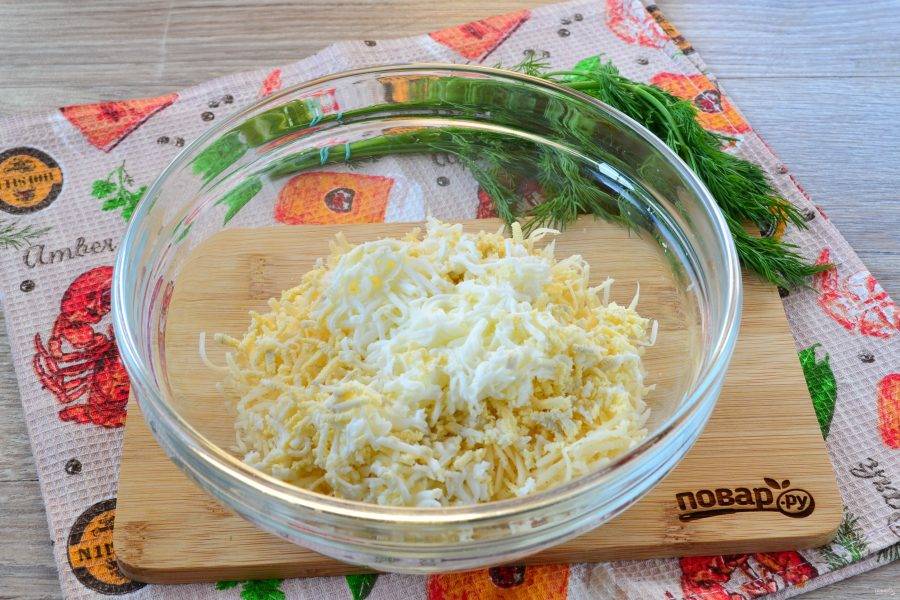 3. Отваренное вкрутую яйцо (или два) также натрите на мелкой терке, добавьте к сыру.