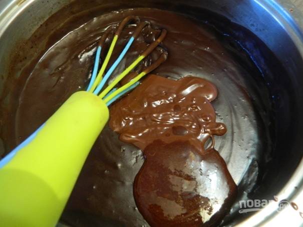 6. Затем добавляем растопленное сливочное масло и шоколад. И снова хорошо перемешиваем.