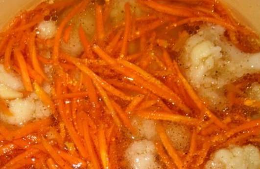 В остывший маринад добавьте порезанный чеснок, морковь, тертую на терке по-корейски, а также перец и кориандр. Аккуратно все перемешиваем и оставляем мариноваться 5-6 часов.